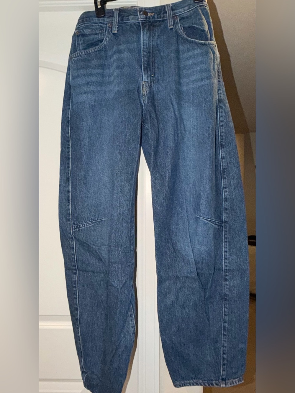 Women’s Levi cinch barrel jeans